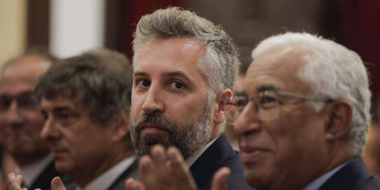 O primeiro-ministro, António Costa (D), e o ministro das Infraestruturas e da Habitação, Pedro Nuno Santos, durante a cerimónia de assinatura do Sistema de Mobilidade do Mondego, consignação do Troço "Linha do Hospital Aeminium - Hospital Pediátrico" E Remodelação das Redes de Drenagem de Águas Residuais, em Coimbra, 22 de julho de 2022. PAULO CUNHA/LUSA