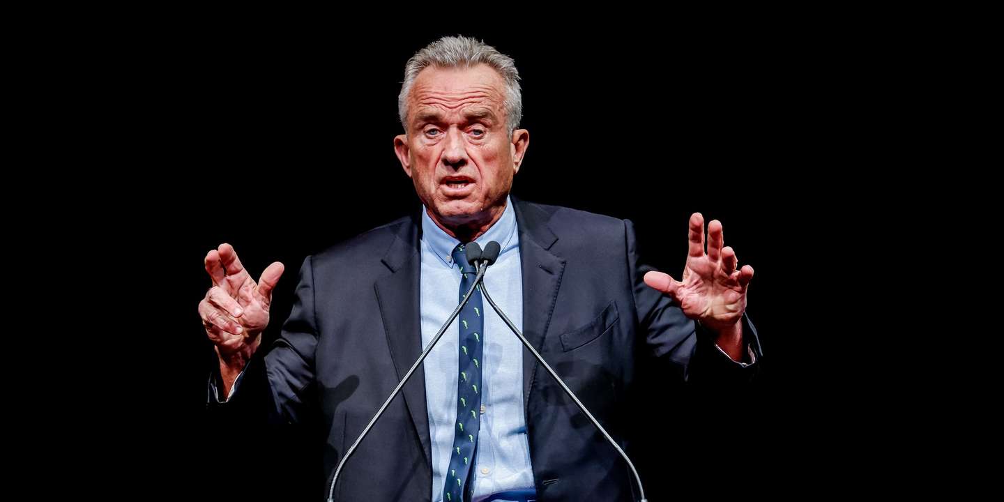 epa11077888 Independent US presidential candidate Robert F. Kennedy Jr participates in a campaign in downtown Atlanta, Georgia, USA, 14 January 2024. Kennedy, a former Democratic Party candidate, is working to gain ballot access in key battleground states.  EPA/ERIK S. LESSER