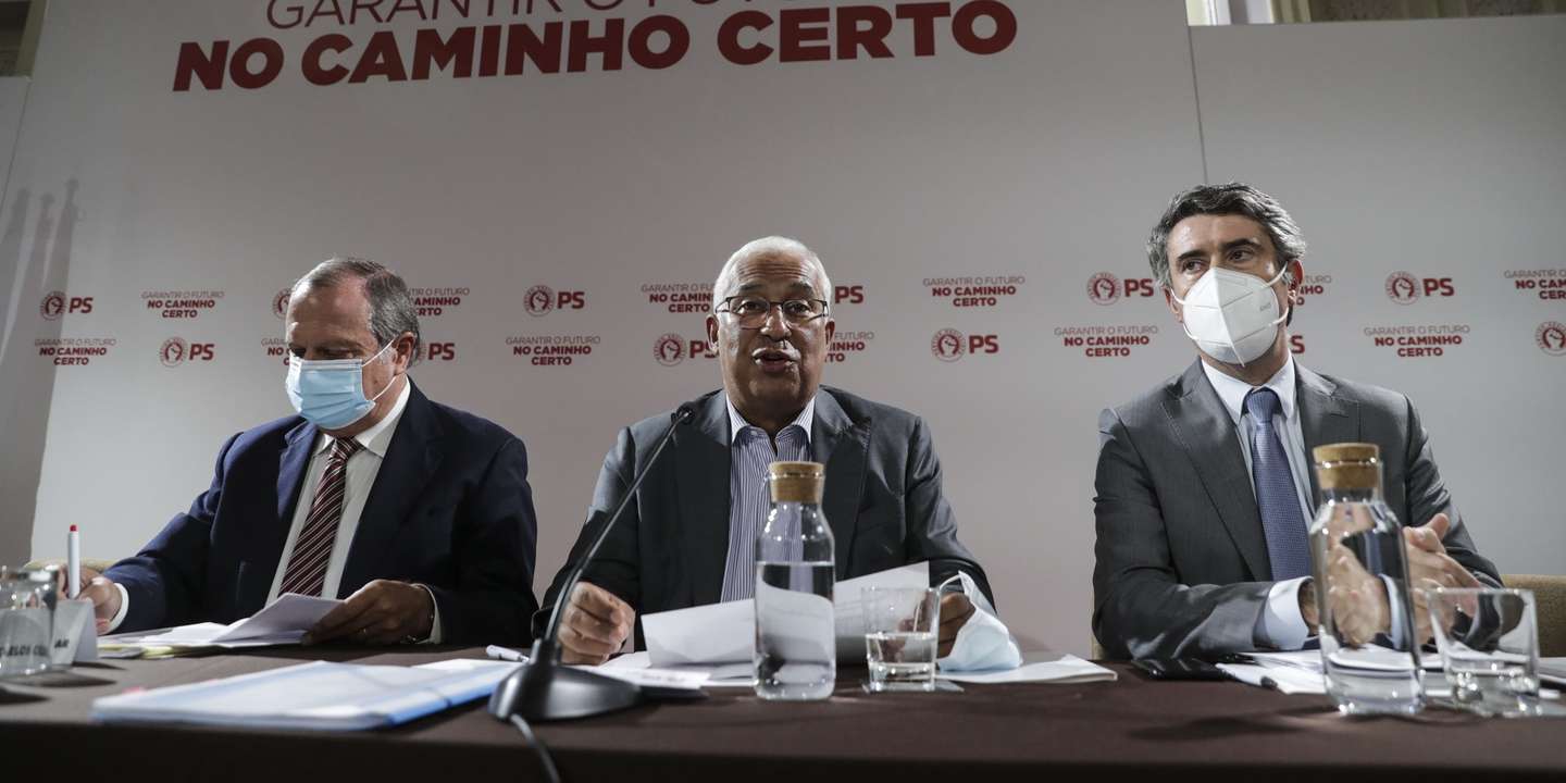 O secretário-geral do Partido Socialista (PS), António Costa, ladeado pelo secretário-geral adjunto dos PS, José Luís Carneiro (D), e por Carlos César (E), durante a Reunião da Comissão Política, para avaliação do estado das negociações com BE, PCP, PEV e PAN, para a viabilização do Orçamento do Estado para 2022, na sede do partido, em Lisboa, 22 de outubro de 2021. TIAGO PETINGA/LUSA