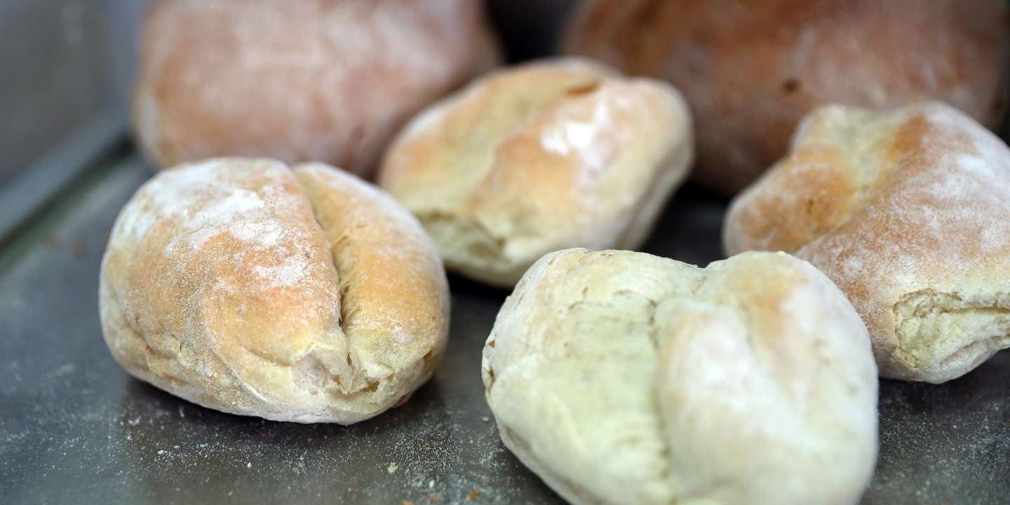 Pães num expositor da Padaria Amarelo, que fornece vários estabelecimentos do distrito de Évora, em Évora, 11 de março de 2022. O ‘duplo impacto’ do aumento do preço dos combustíveis e da farinha está a ‘sufocar’ empresas de panificação do Alentejo, que se ‘veem obrigadas’ a fazer contas e já pensam em nova subida do custo do pão. (ACOMPANHA TEXTO DA LUSA DO DIA 15 DE MARÇO DE 2022). NUNO VEIGA/LUSA