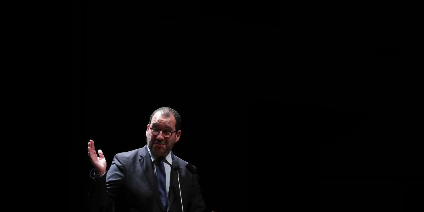 O ministro da Educação, João Costa, fala durante a cerimónia de atribuíção do Prémio Literário José Saramago 2022 ao escritor brasileiro Rafael Gallo (ausente da foto), no Centro Cultural de Belém em Lisboa, 14 de novembro de 2022. TIAGO PETINGA/LUSA