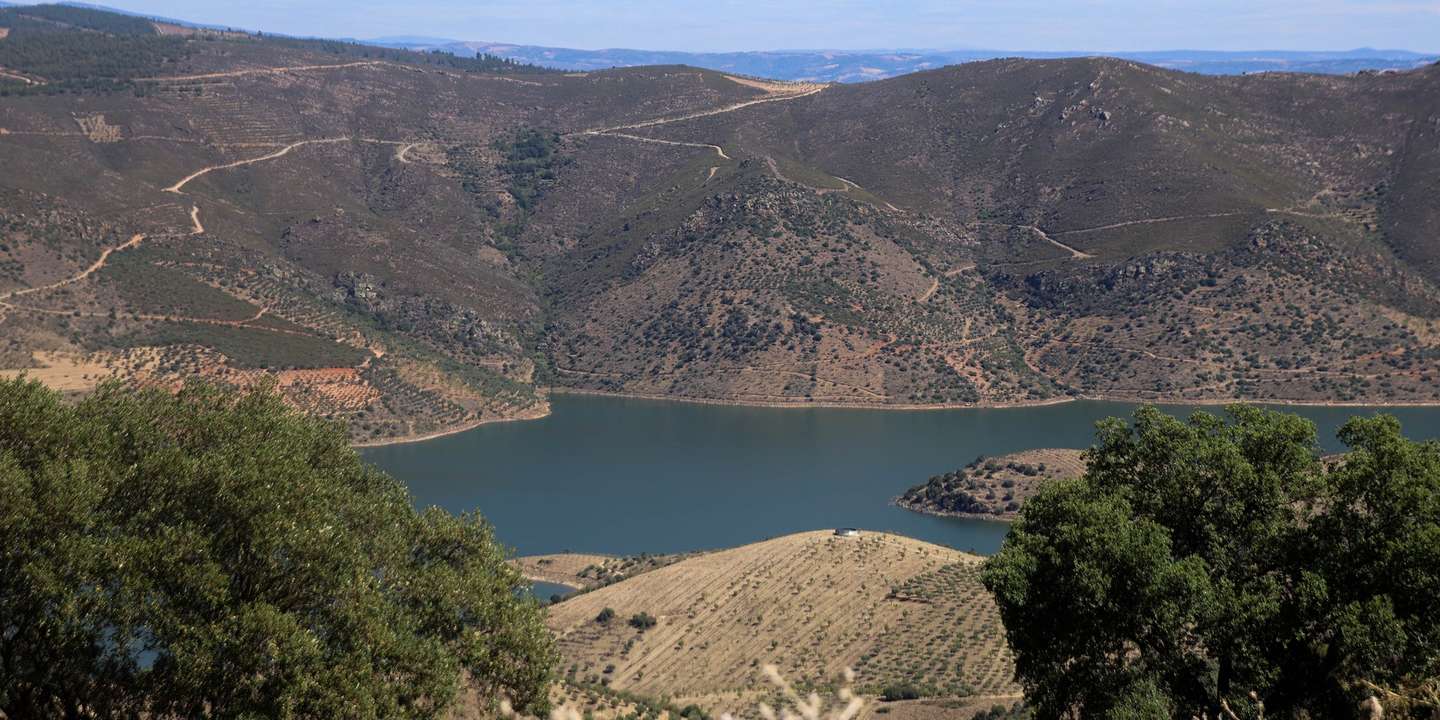 Barragem do Baixo Sabor, Torre de Moncorvo, Bragança, 18 de agosto de 2023. Proprietários agrícolas do Felgar, no concelho de Moncorvo reclamam acessos condignos para evitar as grandes deslocações que têm de percorrer diariamente para chegar às suas propriedades que ficaram isoladas com a construção da barragem do Baixo Sabor. (ACOMPANHA TEXTO DE 19-08-2023) FRANCISCO PINTO/LUSA