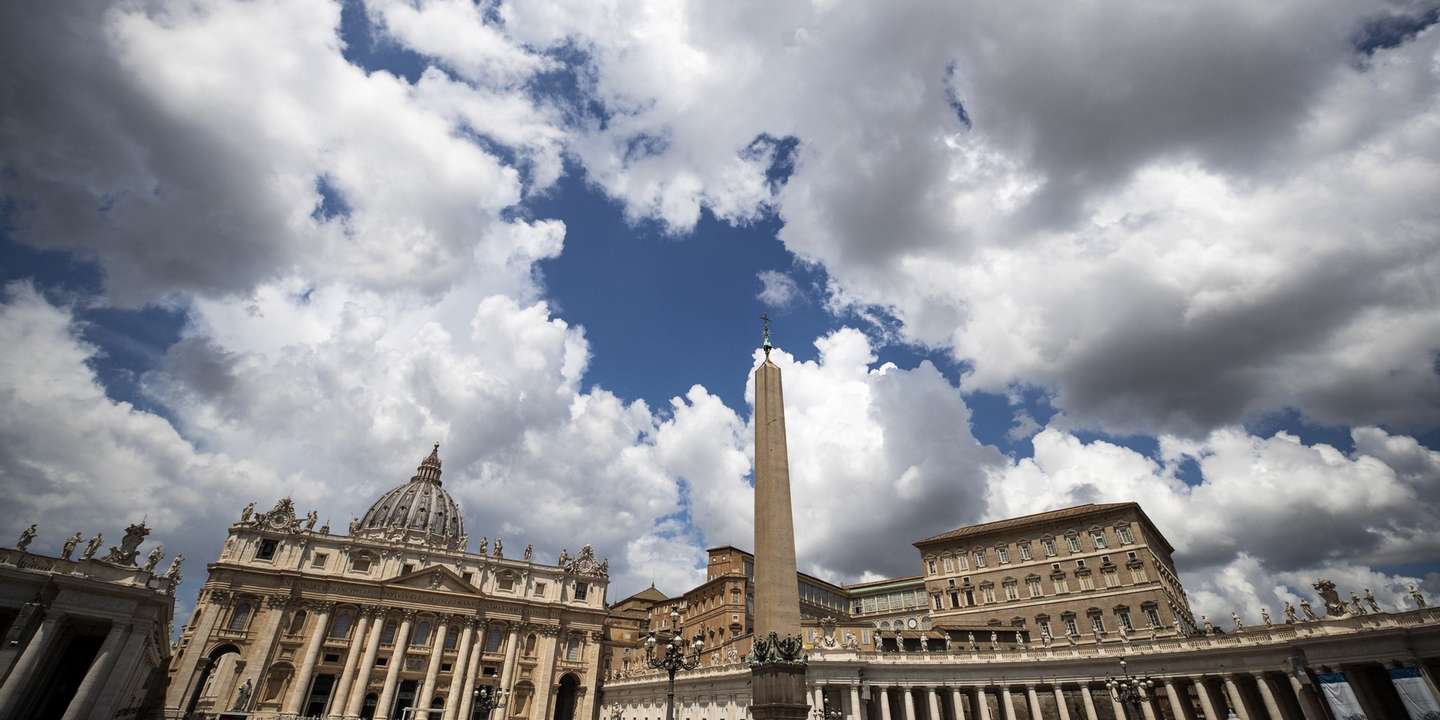 epa10684964 View on Saint Peter&#039;s square, during Angelus prayer that Pope Francis celebrated privately at the Agostino Gemelli University Hospital where he was hospitalized, Vatican City, 11 June 2023. Pope Francis recovers after abdominal surgery on Wednesday 07 June.  EPA/ANGELO CARCONI