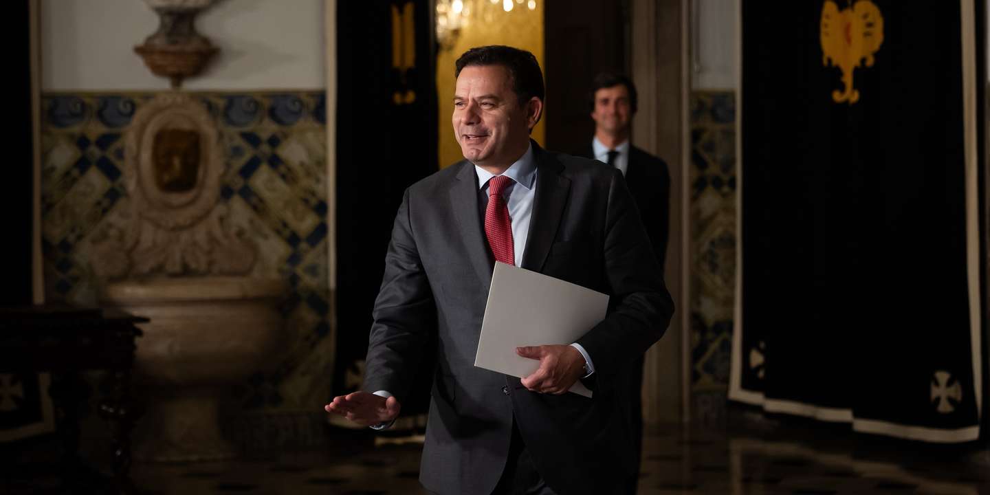 O primeiro-ministro, Luís Montenegro, à saída da primeira reunião semanal com o Presidente da República, Marcelo Rebelo de Sousa (ausente na fotografia), no Palácio de Belém, em Lisboa, 04 de abril de 2024. JOSÉ SENA GOULÃO/LUSA
