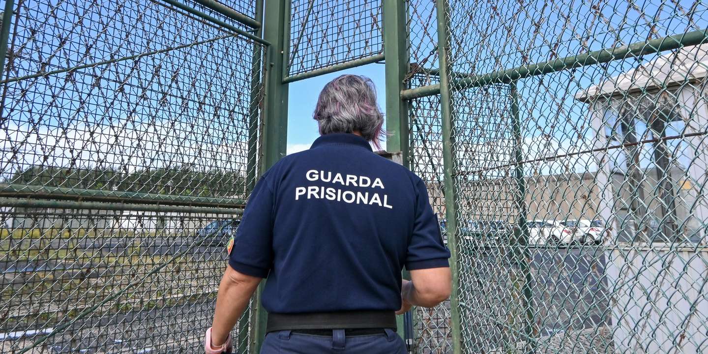 Guarda prisional em frente à cadeia de Vale de Judeus,  Azambuja, 07 de outubro, 2024 CARLOS BARROSO/LUSA