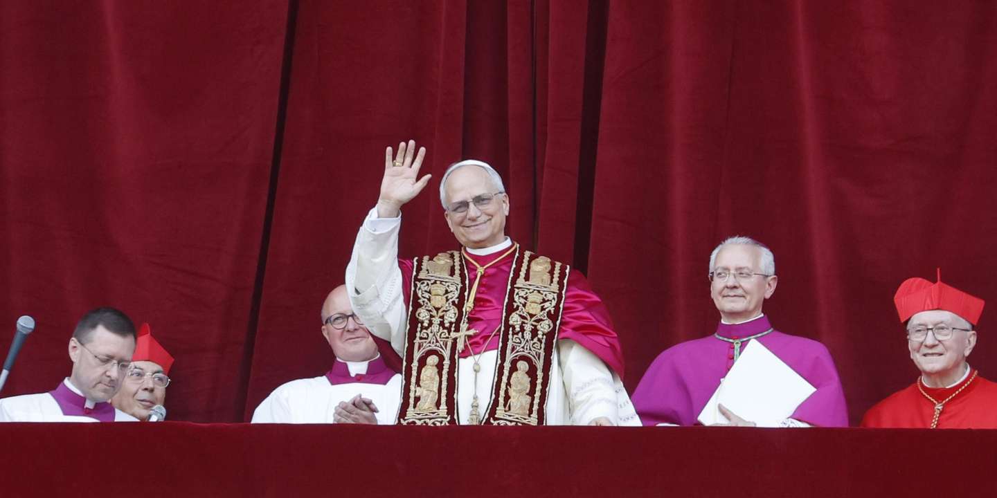epaselect epa12084598 Newly elected Pope Leo XIV, Cardinal Robert Francis Prevost from the USA, greets faithfuls from the central loggia of Saint Peter's Basilica, Vatican City, 08 May 2025.  EPA/FABIO FRUSTACI