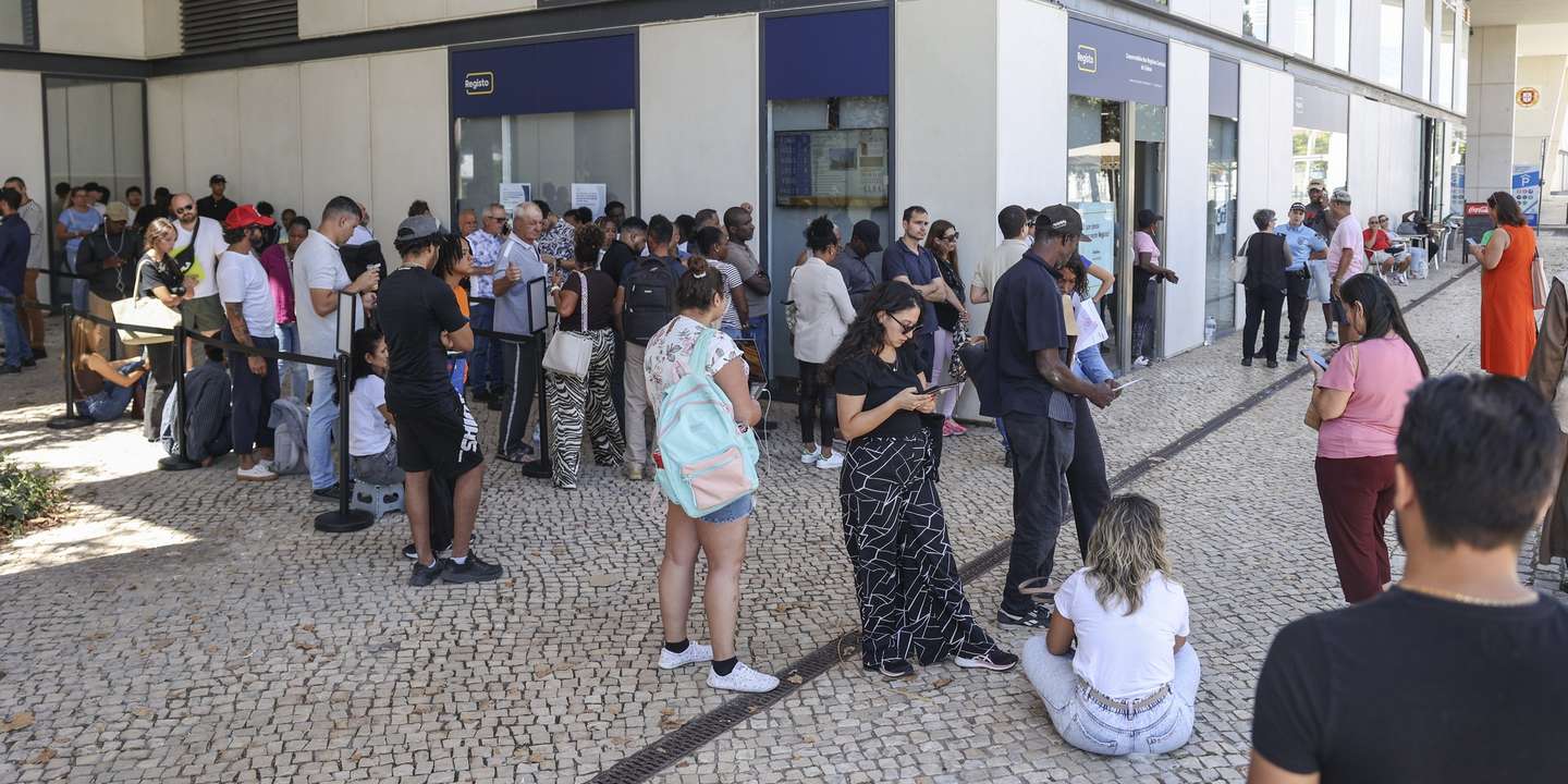 Utentes aguardam em fila pela sua vez à entrada do novo balcão do Instituto dos Registos e do Notariado (IRN) no Parque das Nações, em Lisboa, 01 de setembro de 2025. Este novo balcão vai receber todo o atendimento presencial que até aqui era prestado na Conservatória dos Registos Centrais. MIGUEL A. LOPES/LUSA