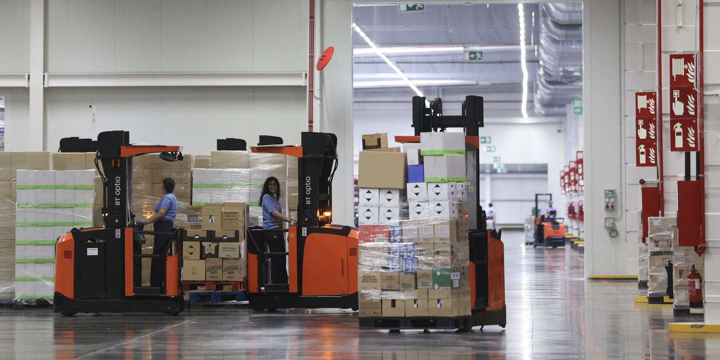 Uma trabalhadoras do Mercadona manobra uma empilhadora durante uma breve visita ao novo Bloco Logístico da Mercadona (o maior da marca na peninsúla ibérica) em Almeirim, Santarém, 27 de junho de 2025. TIAGO PETINGA/LUSA