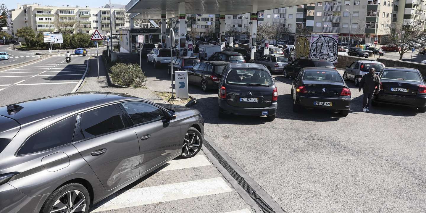 A poucas horas do aumento acentuado do gasóleo e da gasolina, veiculos são abastecidos numa das bombas com preços mais baixos no País, na Amadora, 07 março 2026.       MANUEL DE ALMEIDA/LUSA