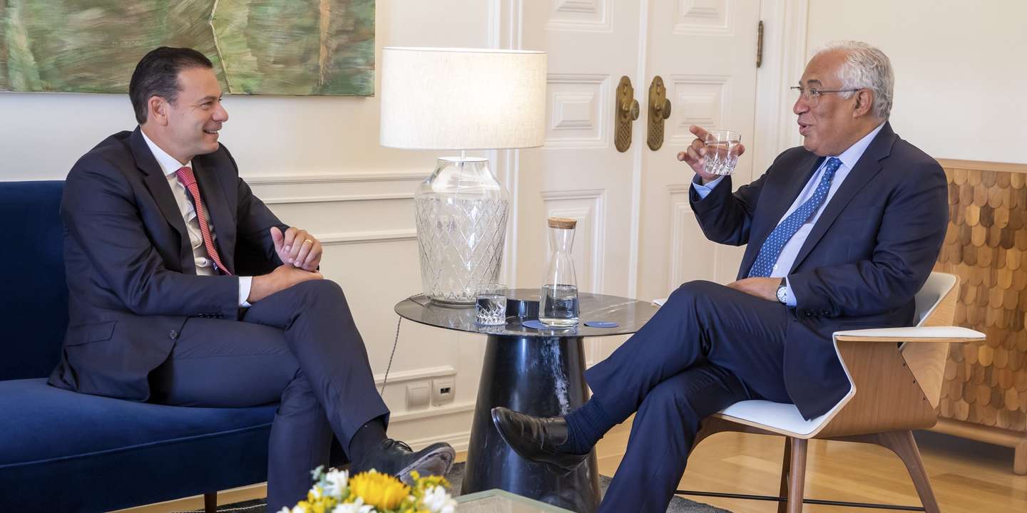 O pimeiro-ministro António Costa (D) recebe o novo líder do PSD, Luís Montenegro, tendo na agenda a prazo um eventual acordo para a construção do novo aeroporto da região de Lisboa durante um encontro da residência oficial do primeiro-ministro, Lisboa, 22 de julho de 2022. JOSÉ SENA GOULÃO/LUSA