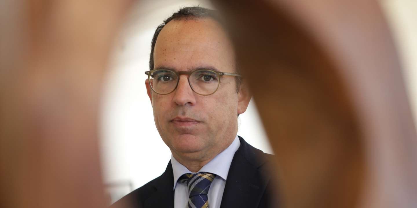 O ministro da Cultura, Pedro Adão e Silva (E), na exposição multidisciplinar de artistas moçambicanos patente no Centro Cultural Português em Maputo, Moçambique, 10 de junho de 2023. O ministro da Cultura foi um dos membros do Governo que esteve hoje em contacto direto com as comunidades lusófonas, em diferentes pontos do mundo, durante as celebrações do Dia de Portugal, de Camões e das comunidades portuguesas. LUÍSA NHANTUMBO/LUSA