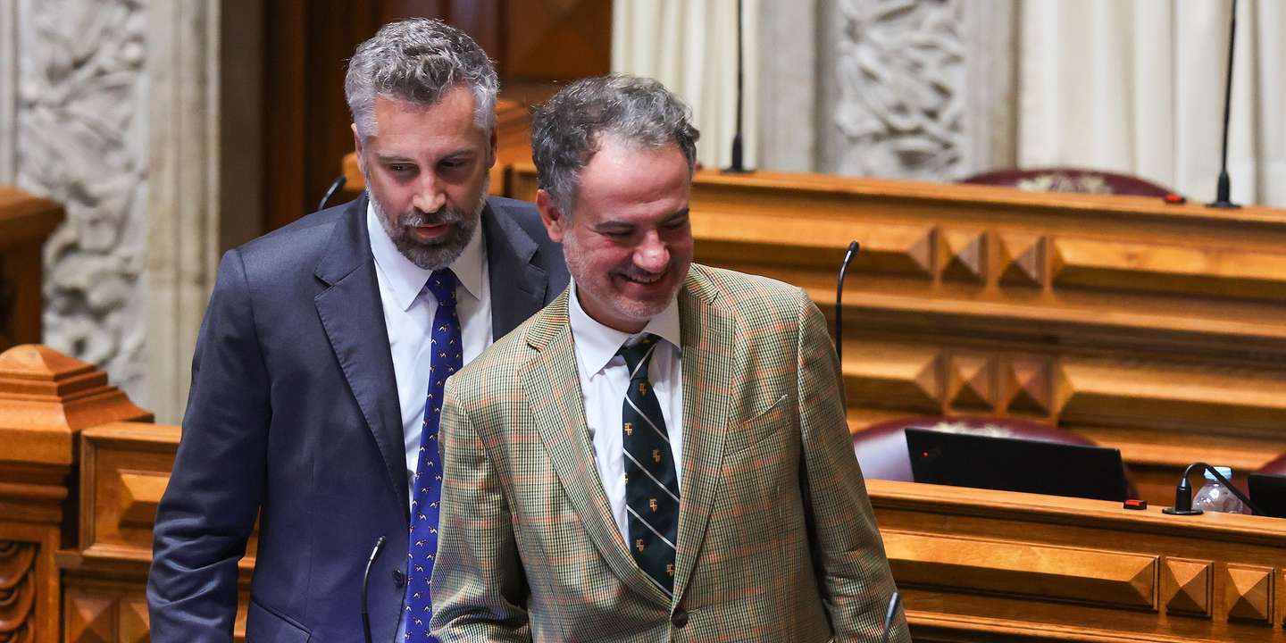 O secretário-geral do Partido Socialista (PS), Pedro Nuno Santos (E), e o deputado do partido, Sérgio Sousa Pinto, durante a sessão plenária de interpelação ao Governo sobre o "Passe Ferroviário Nacional e investimento na ferrovia em Portugal", na Assembleia da República, em Lisboa, 10 de outubro de 2024. ANTÓNIO COTRIM/LUSA