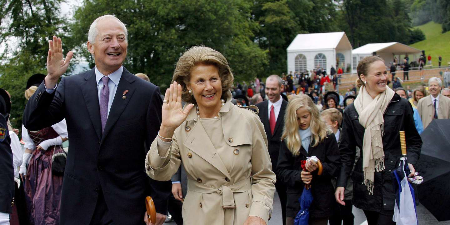 epa01448638 (L-R) Hans-Adam ll., Prince of Liechtenstein,  Marie-Aglae, Princess of Liechtenstein, and Sophie, Princess of Liechtenstein, on the occasion of Liechtensteins National Day, in Vaduz, Liechtenstein, 15 August 2008.  EPA/EDDY RISCH