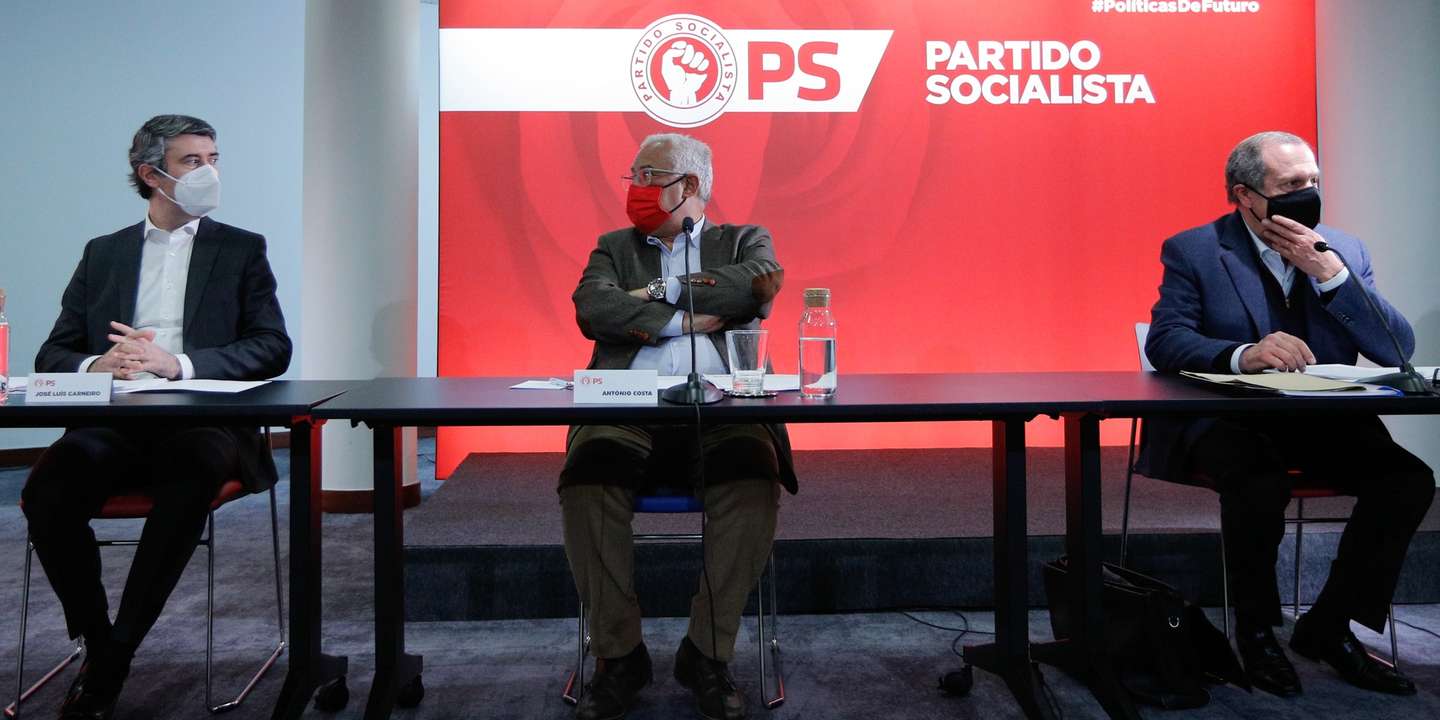 O secretário-geral do Partido Socialista (PS) , António Costa (C), ladeado por José Luis Carneiro (E), e pelo presidente do partido, Carlos César (D), durante a reunião da Comissão Nacional do PS, para aprovar a data e as alterações ao regulamento do XXIII Congresso, previsto para 10 e 11 de julho, bem como as datas da eleição do secretário-geral e da presidente das Mulheres Socialistas, em Lisboa, 20 de março de 2021. ANTÓNIO COTRIM/LUSA
