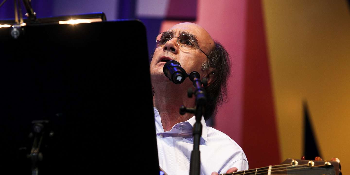 Foto de arquivo datada de 22 Outubro 2009 do músico Fausto durante atuação no Campo Pequeno. O músico e compositor Fausto Bordalo Dias, o criador de "Por Este Rio Acima", morreu hoje, em Lisboa, aos 76 anos. Lisboa, 1 de julho de 2024. JOSE SENA GOULAO/LUSA