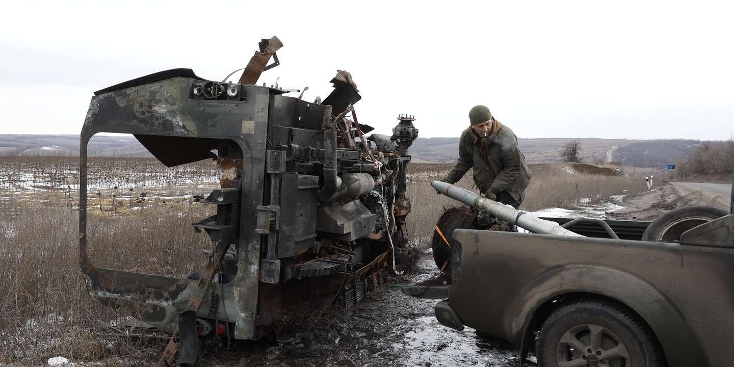Um militar ucraniano recolhe um míssil de um tanque destruído na berma de uma estrada, numa zona alvo de bombardeamentos, numa altura em que as tropas russas intensificam os ataques em Bakhmut, cidade decisiva para o controlo da região de Donetsk, em Donbass, 21 de fevereiro de 2023. Um ano após o início da invasão russa da Ucrânia, o balanço é composto por dezenas de milhares de mortos, milhões de refugiados e deslocados internos, cidades bombardeadas e uma economia em colapso. (ACOMPANHA TEXTO DE 22-02-2023) ANTÓNIO PEDRO SANTOS/LUSA