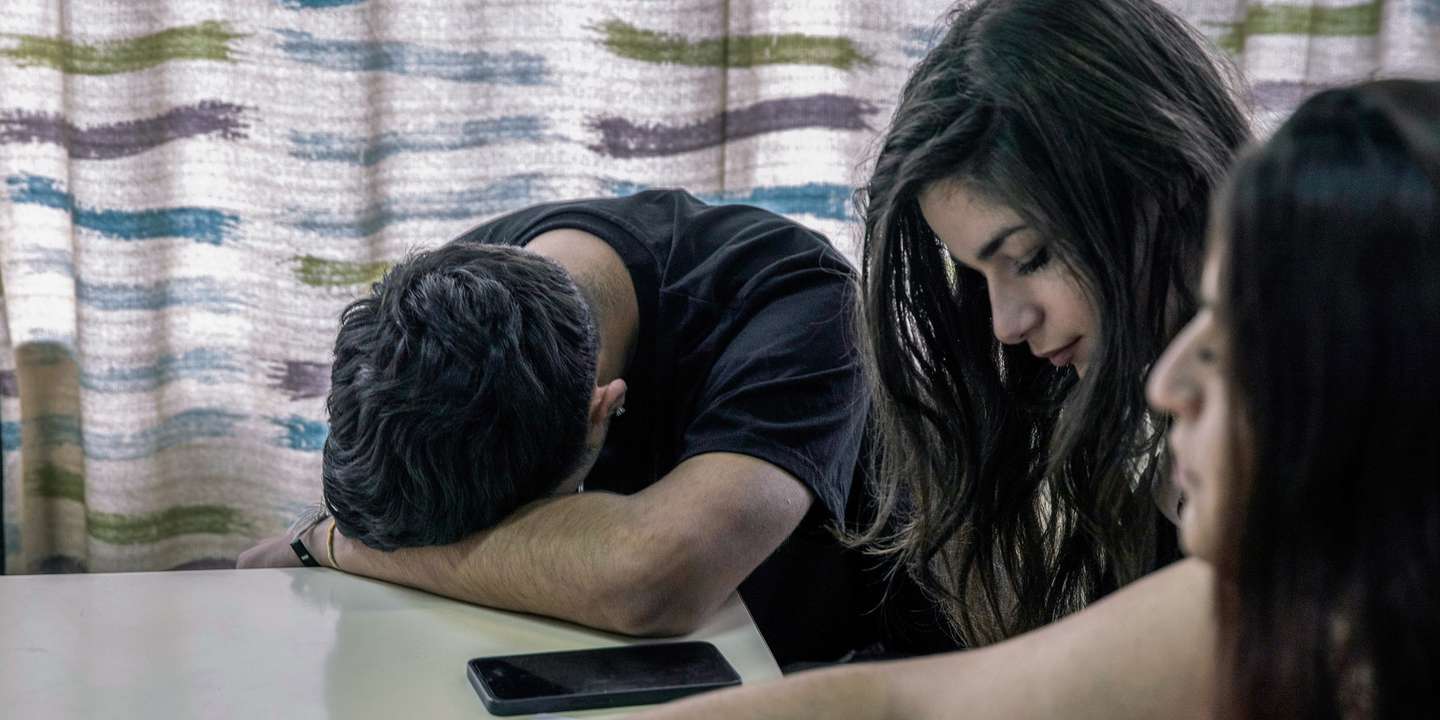 O abandono escolar ainda faz parte da vida de muitas crianças açorianas, entre quem foge para jogar futebol ou troca os livros pelo trabalho, copiam-se percursos de insucesso e faltas consecutivas até o absentismo se tornar preocupante, em Ponta Delgada, 16 de maio de 2024. Muitos dos aluno aceitam um projeto alternativo e passam a frequentar a Perkursos, um projeto educativo que recebe anualmente cerca de 90 alunos entre os 14 e os 25 anos. A Perkursos é uma escola diferente. Há um estúdio de som, onde os alunos podem gravar músicas ou pod-casts, uma gigantesca sala para aulas de expressão dramática. Há um espaço ao ar livre, onde até podem fumar. Mas os alunos apontam como principal a relação com os professores. (ACOMPANHA TEXTO DA LUSA DO 22 DE JUNHO DE 2024). EDUARDO COSTA/LUSA