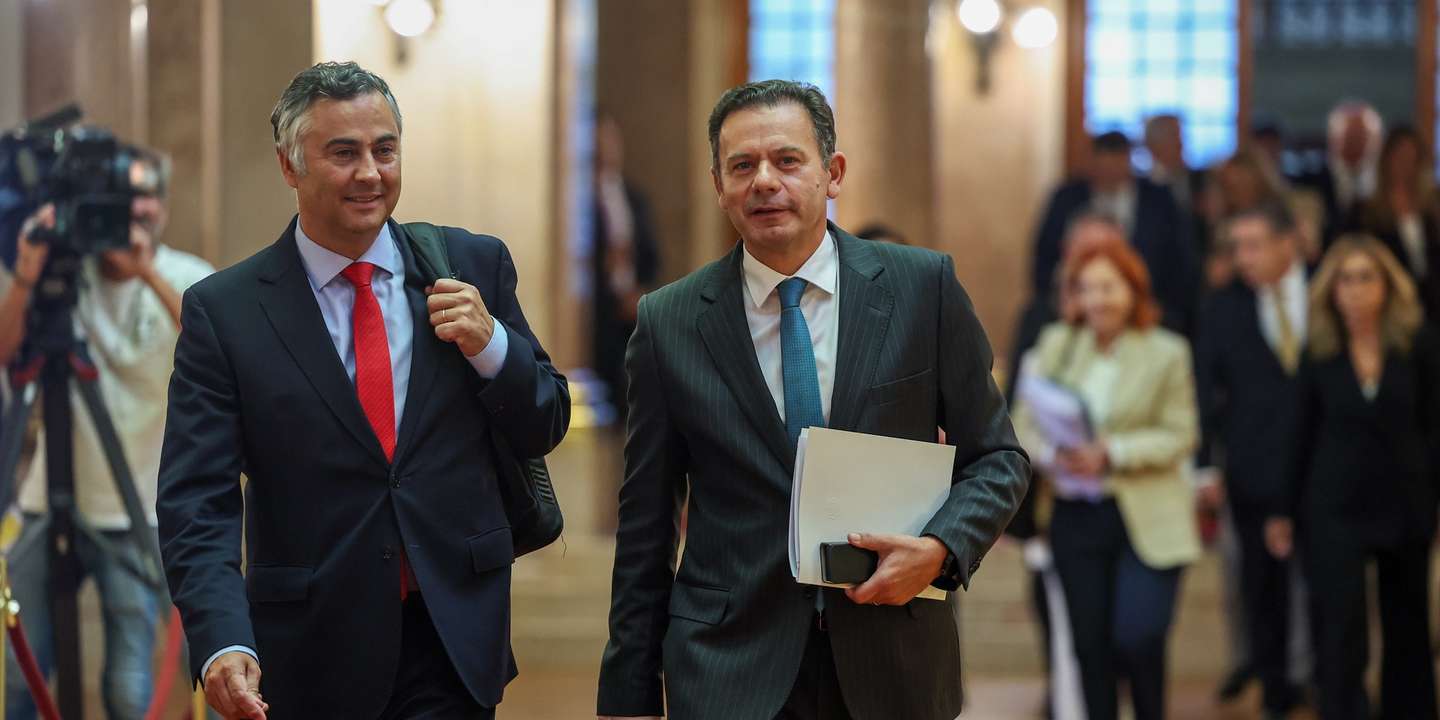 O primeiro-ministro, Luís Montenegro (D), acompanhado pelo ministro da Educação, Ciência e Inovação, Fernando Alexandre (E), à chegada para o debate quinzenal, na Assembleia da República, em Lisboa, 24 de setembro de 2025. O primeiro-ministro regressa hoje aos debates quinzenais no parlamento mais de sete meses depois da última discussão neste formato e a pouco mais de duas semanas da entrega do Orçamento do Estado para 2026. ANTÓNIO COTRIM/LUSA