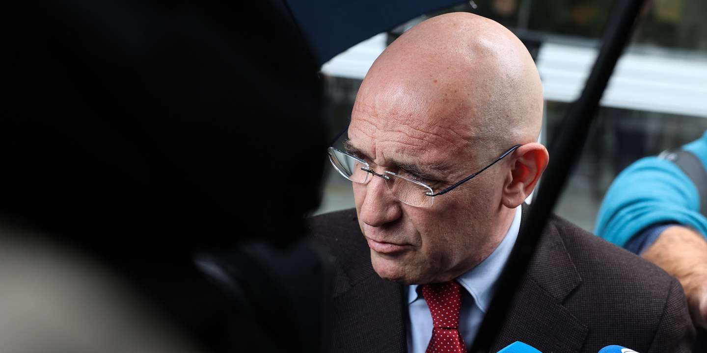 O antigo primeiro-ministro, Pedro Passos Coelho, fala aos jornalistas à saída do Tribunal Criminal de Lisboa onde foi ouvido como testemunha no processo principal do colapso do Banco Espírito Santo (BES) e do Grupo Espírito Santo (GES), no Campus da Justiça, em Lisboa, 11 de fevereiro de 2025. MANUEL DE ALMEIDA/LUSA