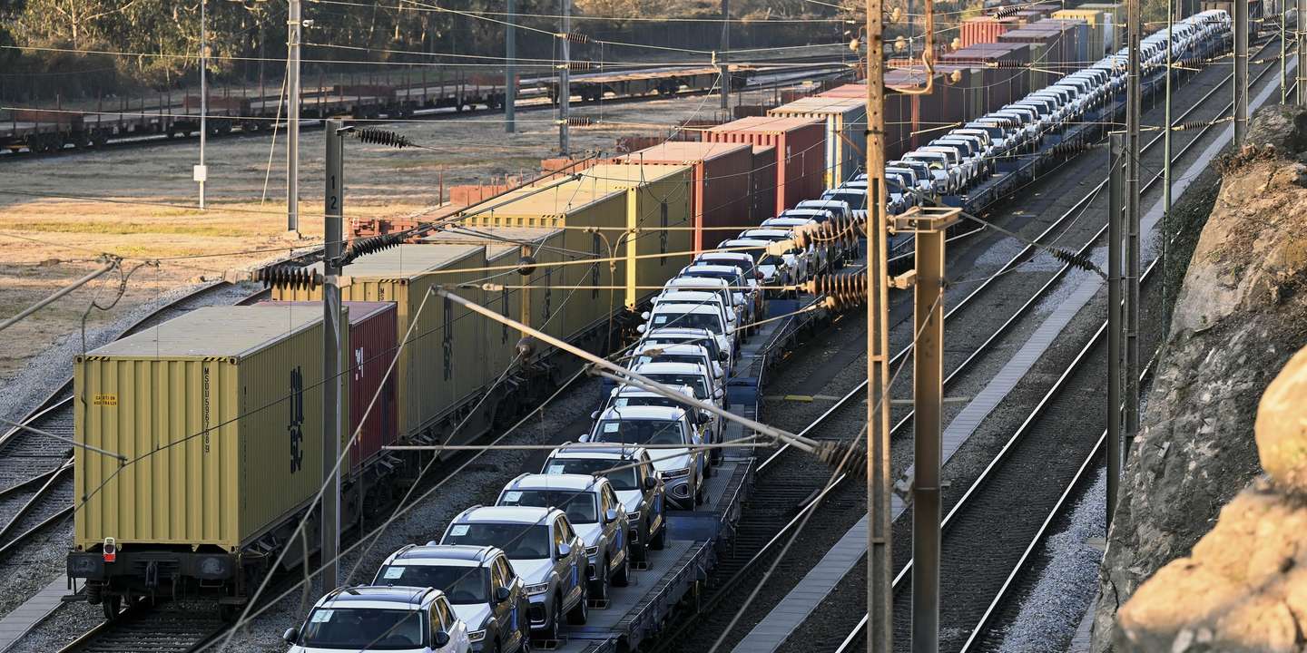 Vagões do comboio carregados com veículos da Volkswagen, modelo T-Roc, provenientes da fábrica da Autoeuropa, em Palmela, à chegada ao Terminal de Carga Geral e de Granéis de Leixões (TCGL) do porto Leixões, onde aguardam pela chegada de um navio para serem exportados , Matosinhos, 17 de fevereiro de 2023. É ao ritmo de 115 carros recebidos por dia que o porto de Leixões aguarda a chegada de um navio que exporte os veículos vindos da Autoeuropa, em Palmela, escoados pelo Norte devido à crise dos semicondutores. (ACOMPANHA TEXTO DA LUSA DO DIA 21 DE FEVEREIRO DE 2023). FERNANDO VELUDO/LUSA