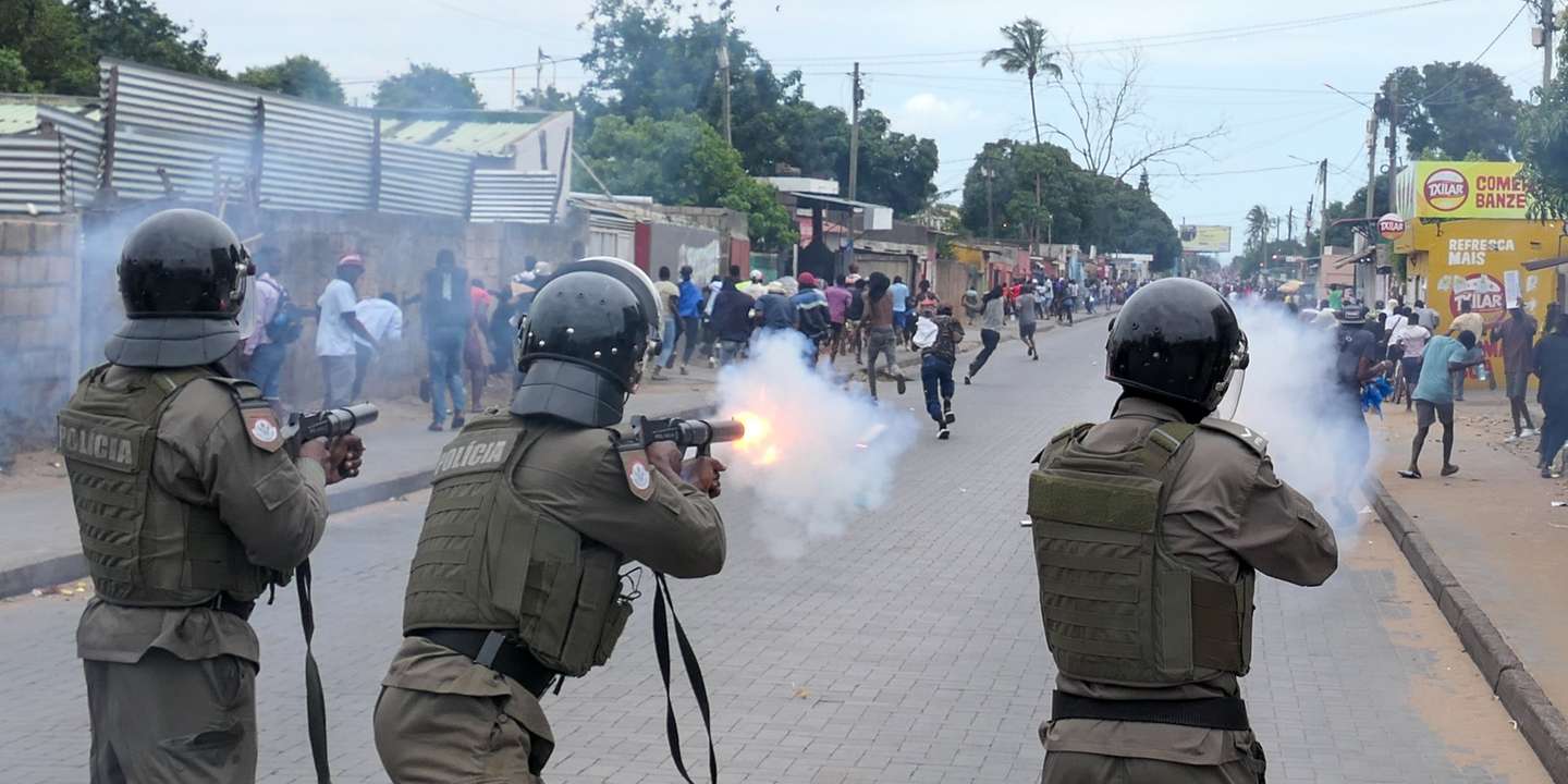 Agentes da polícia moçambicana disparam vários tiros de gás lacrimogéneo contra um grupo de dezenas de manifestantes pró-Venâncio Mondlane que tentavam chegar ao centro da cidade de Maputo, Moçambique, 31 de outubro de 2024. PAULO JULIÃO/LUSA