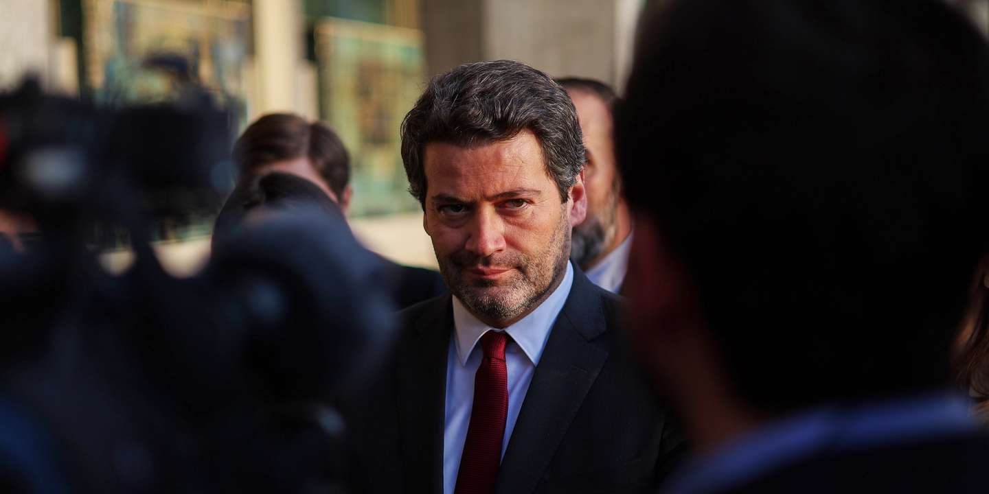 O líder do Chega, André Ventura, fala aos jornalistas à chegada para a entrega da lista de candidaturas pelo círculo eleitoral do partido por Lisboa às eleições legislativas, no Palácio de Justiça, em Lisboa, 26 de janeiro de 2024. JOSÉ SENA GOULÃO/LUSA