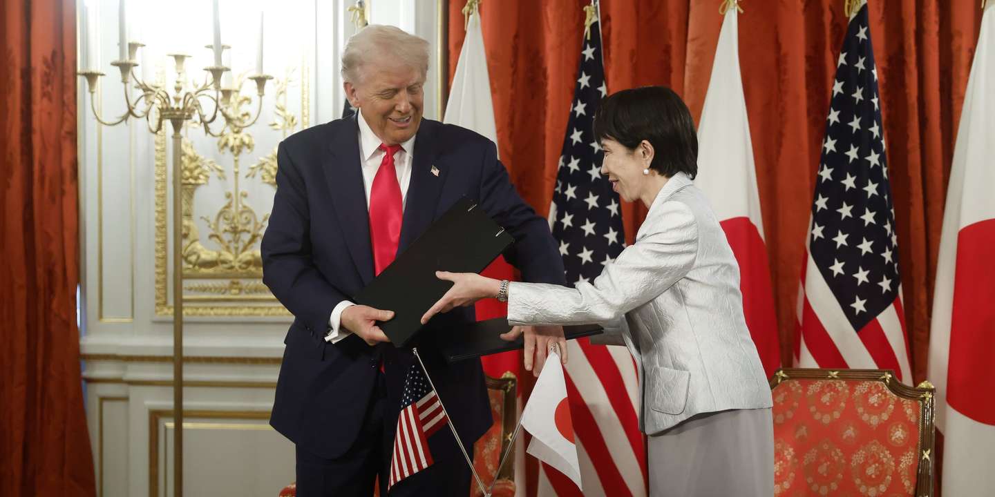 epa12487000 US President Donald Trump and Japan’s Prime Minister Sanae Takaichi during a signing ceremony for an agreement on critical minerals and rare earths at the Akasaka Palace State Guest House in Tokyo, Japan, 28 October 2025. US President Trump is on a three-day visit to Japan from 27 to 29 October 2025 to reaffirm the Japan-US alliance and advance economic talks.  EPA/KIYOSHI OTA / BLOOMBERG POOL