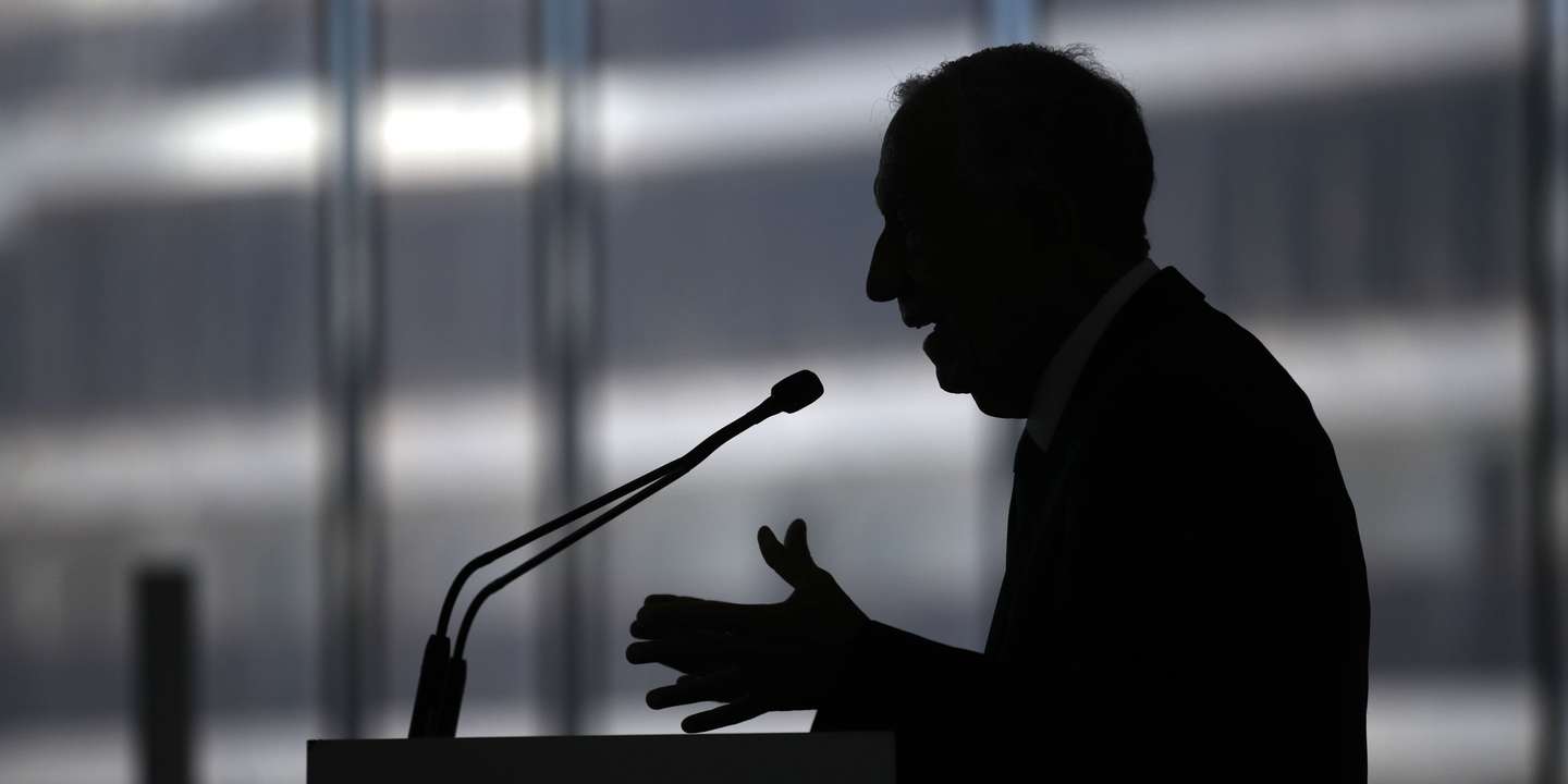 Silhueta do Presidente da República, Marcelo Rebelo de Sousa, a discursar durante a conferência "Mar, porta para o futuro", no Terminal de Cruzeiros do Porto de Leixões, em Matosinhos, 02 de junho de 2022. ESTELA SILVA/LUSA
