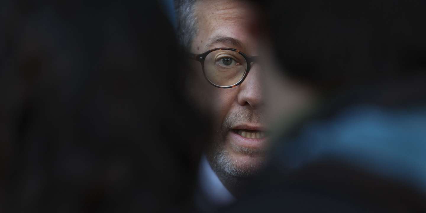 O presidente da Câmara Municipal de Lisboa, Carlos Moedas, fala à comunicação social após ter visitado uma farmácia no concelho de Lisboa, a fim de assinalar o plano “Lisboa 65+”  que vai permitir a pessoas a partir dos 65 anos, que vivam em Lisboa, usufruir de médicos e de cuidados médicos diversos, Lisboa, 04 de janeiro de 2023. ANDRE KOSTERS/LUSA