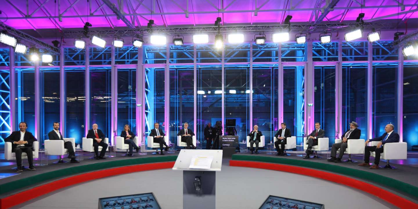 (E-D) André Pestana, Jorge Pinto, Antonio Filipe, Catarina Martins, António José Seguro, Henrique Gouveia e Melo, Luis Marques Mendes, Andre Ventura, João Cotrim Figueiredo, Manuel João Vieira e Humberto Correia durante o debate televisivo com todos os candidatos às eleições presidenciais, Lisboa, 6 de janeiro de 2026. A RTP organiza um debate com os 11 candidatos às eleições presidenciais de 18 de janeiro, moderado pelo jornalista Carlos Daniel. ANTÓNIO COTRIM/LUSA