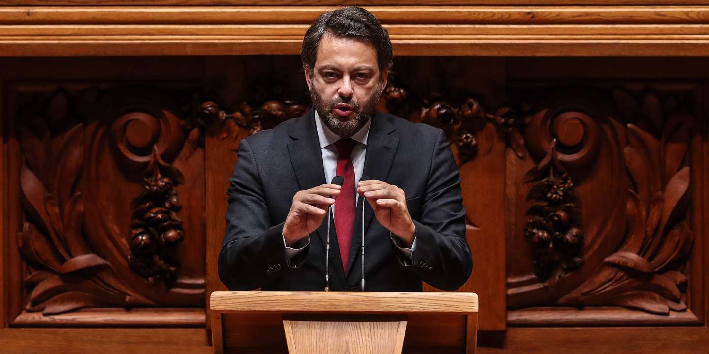 O secretário de Estado Adjunto, do Trabalho e da Formação Profissional, Miguel Cabrita, intervém durante o debate parlamentar que tem como tema principal o teletrabalho, na Assembleia da República, em Lisboa, 5 de maio de 2021. MÁRIO CRUZ/LUSA