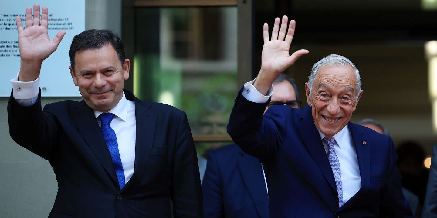 O Presidente da República, Marcelo Rebelo de Sousa (D), e o primeiro-ministro, Luís Montenegro (E), acenam no final de um encontro com a Presidente da Confederação Suíça, Viola Amherd (ausente da fotografia), em Berna, Suíça, 12 de junho de 2024. O Presidente da República e o primeiro-ministro portugueses terminam hoje a deslocação oficial à Suíça por ocasião das celebrações do Dia de Portugal, de Camões e das Comunidades Portuguesas. ESTELA SILVA/LUSA