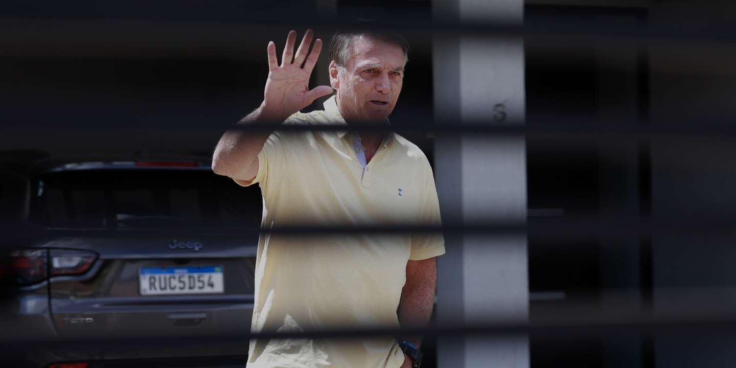 epa12349698 Brazil's former president Jair Bolsonaro waves from inside his residence in Brasilia, Brazil, 03 September 2025. Bolsonaro's defense team denied before the Supreme Court that the former Brazilian president participated in a coup plot and reduced the prosecution's accusation to 'suppositions' in a session that has left the trial ready for sentencing.  EPA/SEBASTIAO MOREIRA