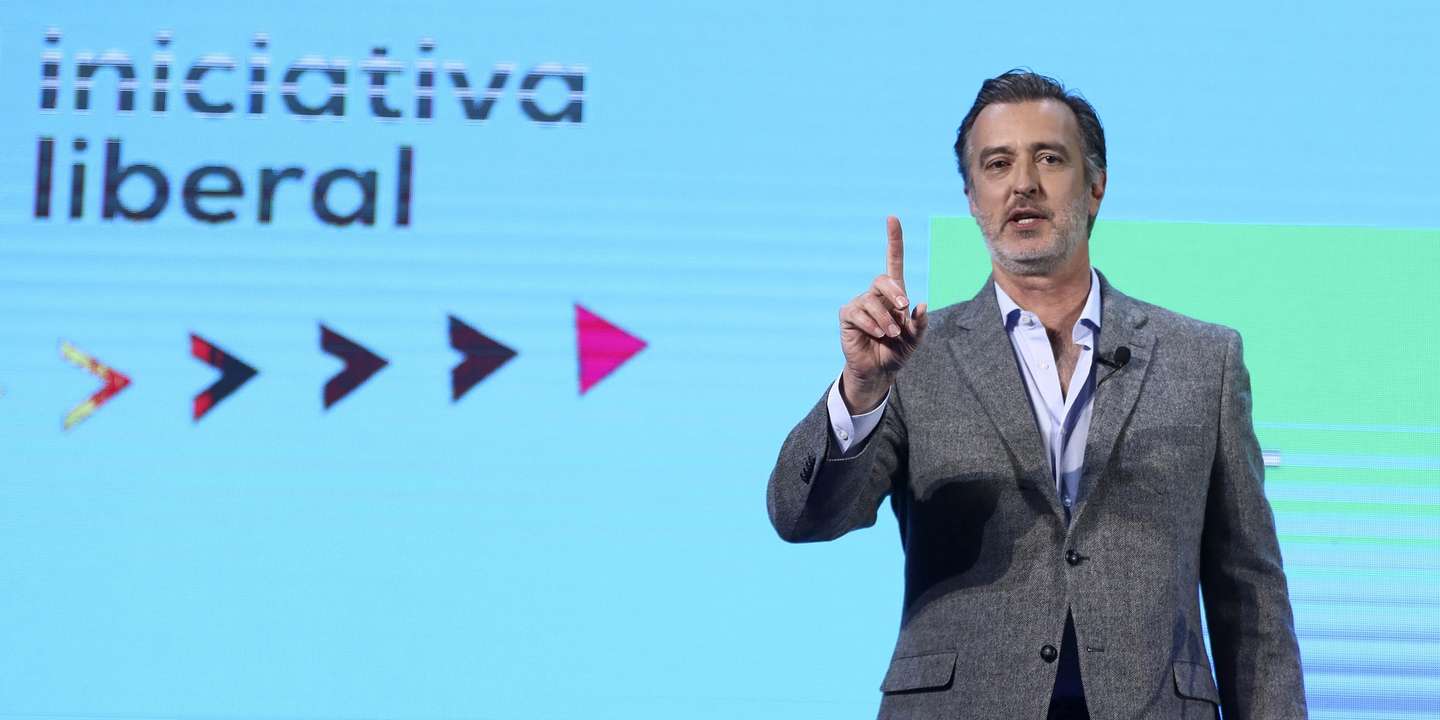 O presidente do Iniciativa Liberal (IL), João Cotrim Figueiredo, intervém durante a ação de campanha para as eleições legislativas 2022, designada "Sábado Liberal", no Mercado de Santa Clara, em Lisboa, 22 de janeiro de 2022. A 30 de janeiro mais de 10 milhões de eleitores residentes em Portugal e no estrangeiro constam dos cadernos eleitorais para a escolha dos 230 deputados à Assembleia da República. ANTÓNIO PEDRO SANTOS/LUSA