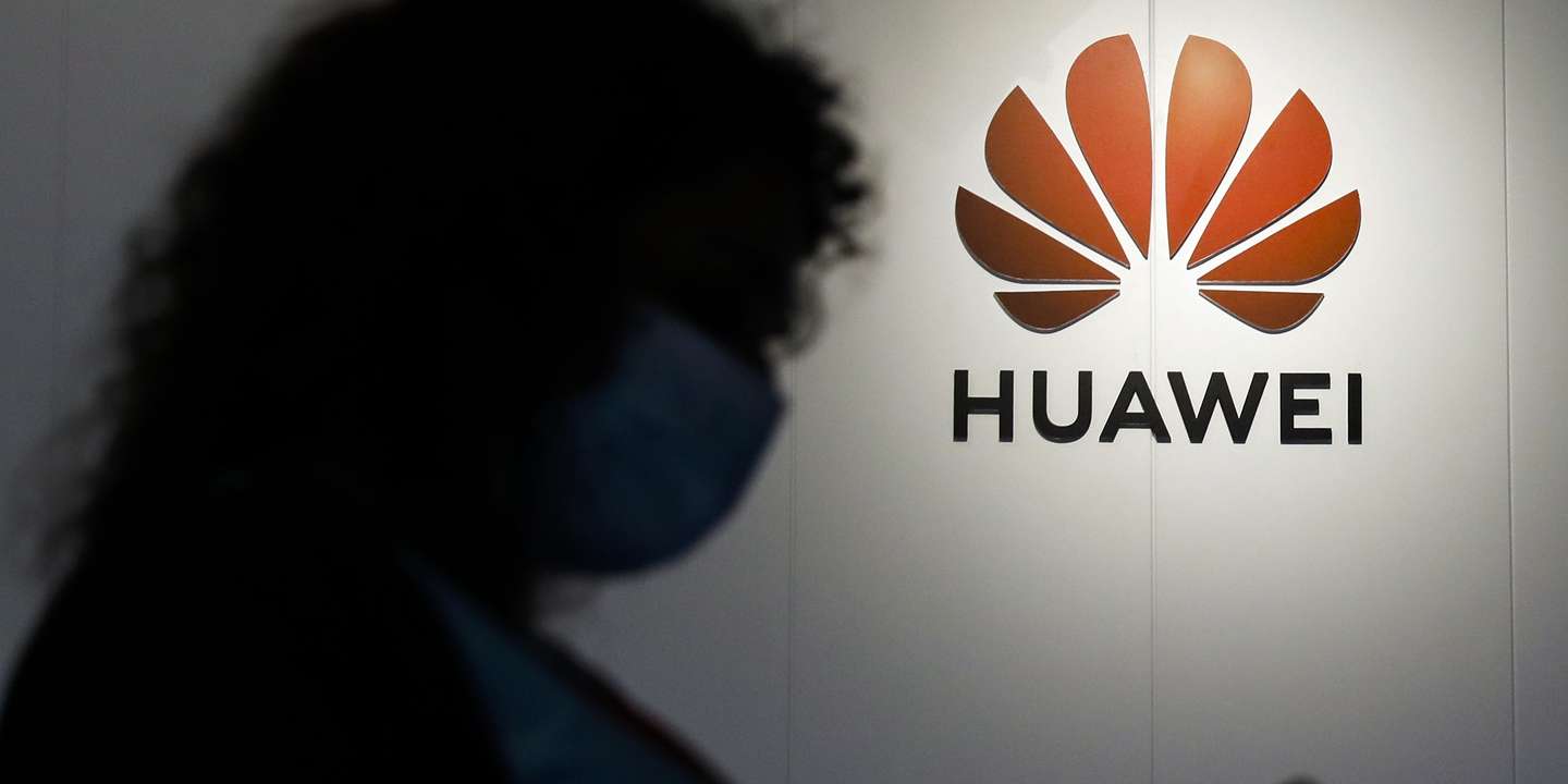epa09678203 A woman using smartphone at the Huawei Customer Experience Centre where 5G technology devices are displayed in Kuala Lumpur, Malaysia, 11 January 2022. Huawei Malaysia signed a memorandum of understanding (MoU) with Technology Park Malaysia Corporation Sdn Bhd and Telekom Malaysia Berhad to enter a joint venture to develop a MRANTI e-Services platform.  EPA/FAZRY ISMAIL