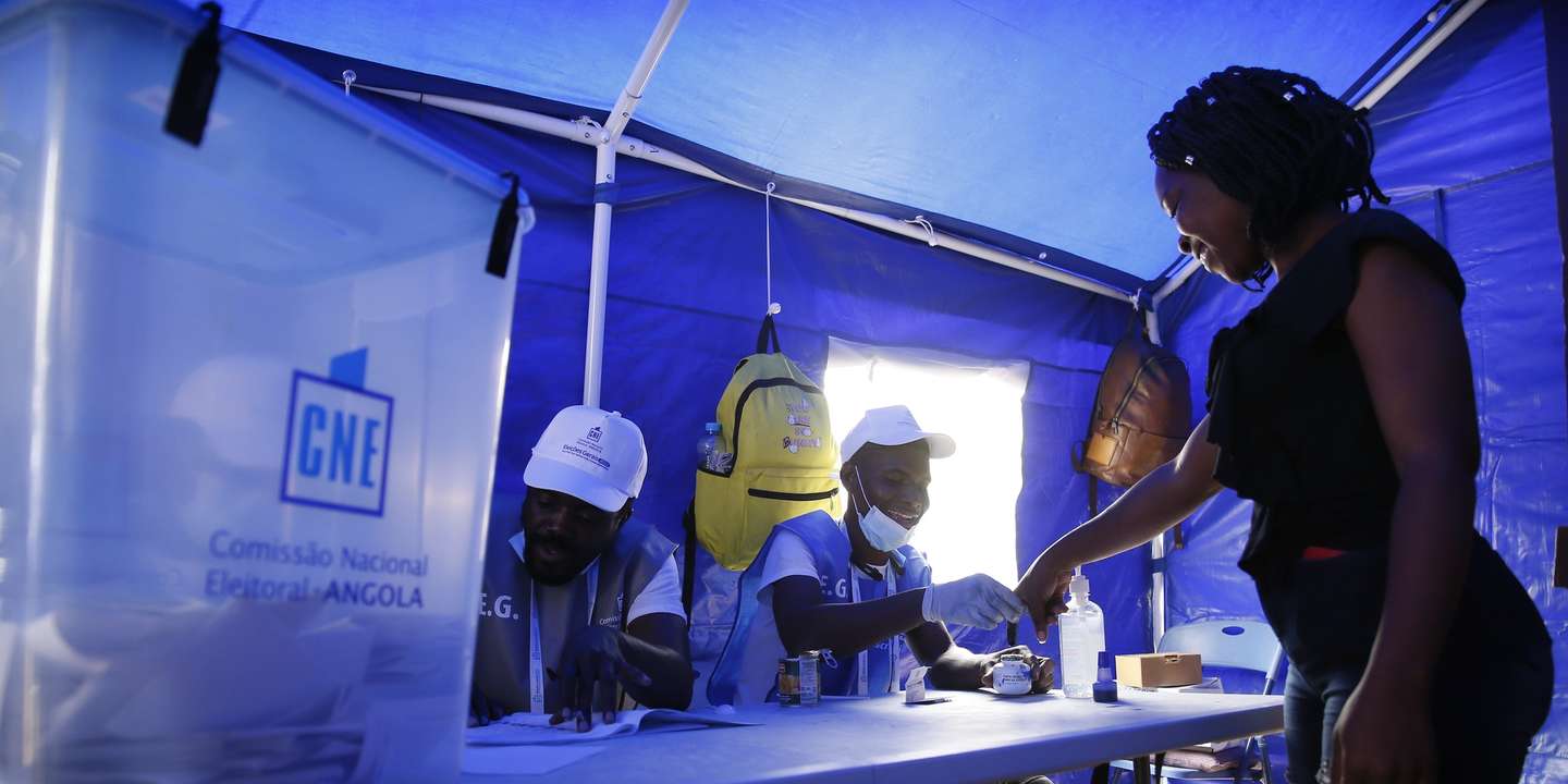 A voter paints the finger after cast his ballots in the general elections at a polling station in Luanda, Angola, 24 August 2022. Nearly 14.4 million Angolans are being called to vote today in general elections, a process that the opposition considers lacking transparency, but that the government believes and considers exemplary. AMPE ROGERIO/LUSA