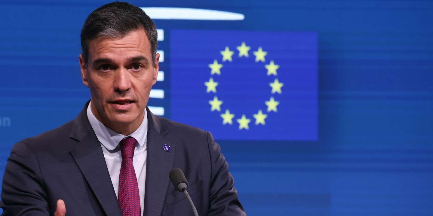 epa10938625 Spain's Prime Minister Pedro Sanchez speaks during a press conference at the end of the Tripartite Social Summit in Brussels, Belgium, 25 October 2023. The Tripartite Social Summit is a forum for dialogue between the EU institutions at president level and the European social partners at top management level.  EPA/OLIVIER HOSLET