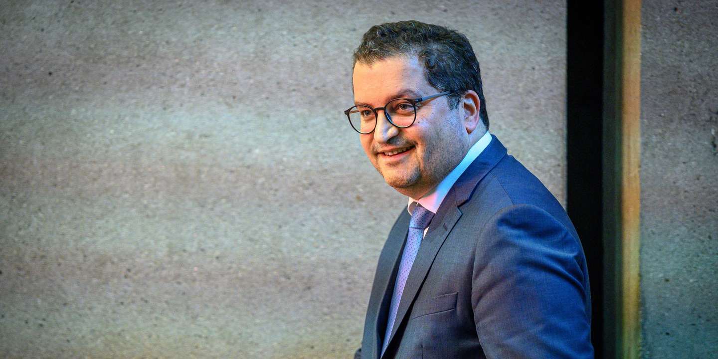O ministro das Finanças, Miranda Sarmento, à chegada para a cerimónia de celebração dos 70 anos da Faculdade de Economia da Universidade do Porto, 24 de maio de 2024. PEDRO GRANADEIRO/LUSA