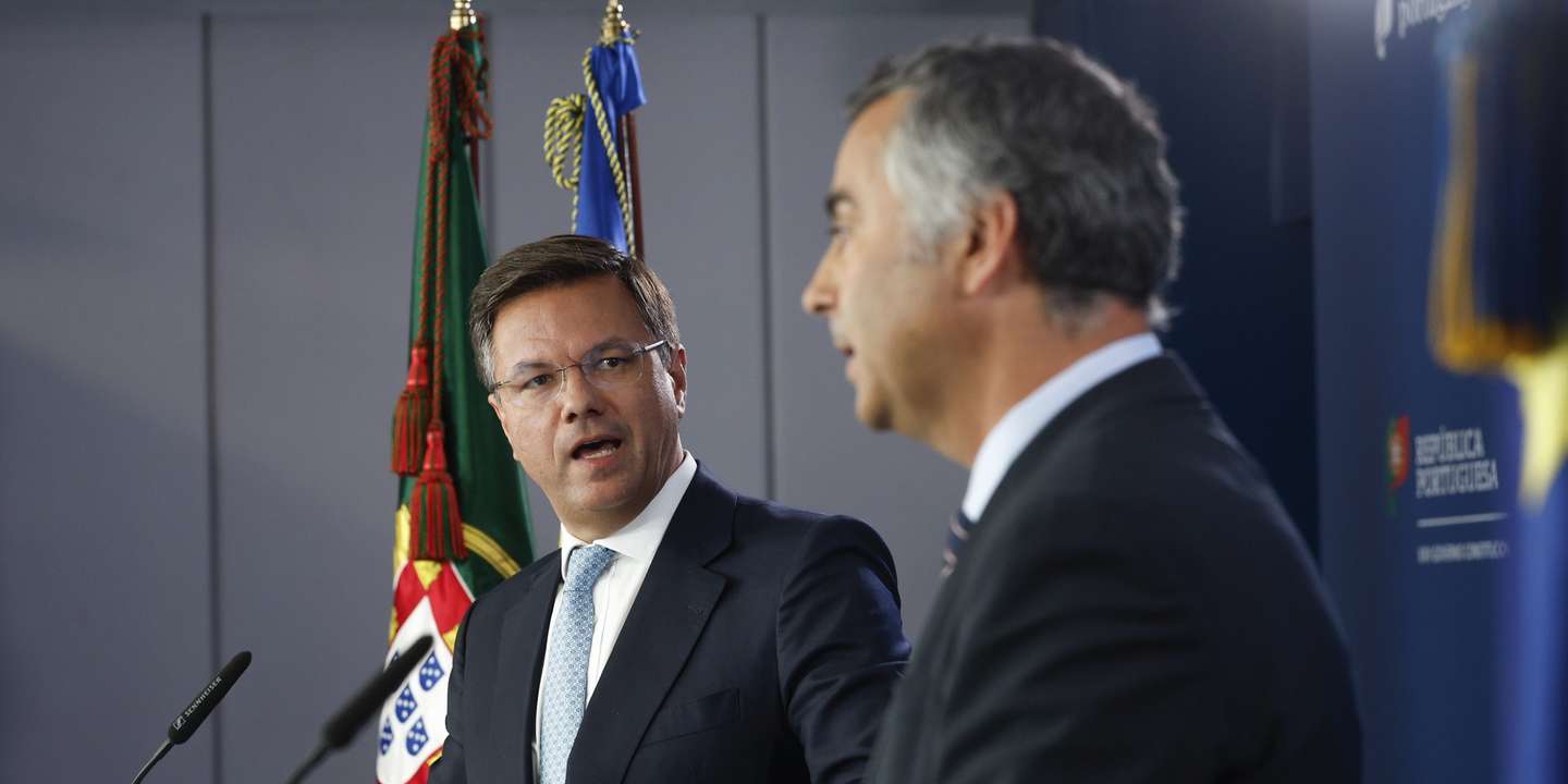 O ministro da Reforma do Estado, Gonçalo Matias (E), ladeado pelo ministro da Educação, Ciência e Inovação, Fernando Alexandre (D), intervém durante a conferência de imprensa após a reunião do Conselho de Ministros, no Campus XXI, em Lisboa, 31 de julho de 2025. ANTÓNIO PEDRO SANTOS/LUSA