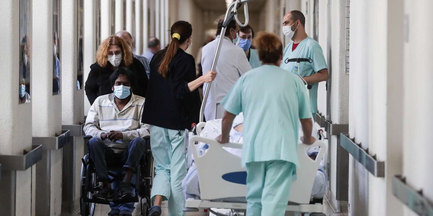Técnicos de saúde e pacientes num dos corredores do Hospital de Santa Maria, em Lisboa, 03 de maio de 2022. (ACOMPANHA TEXTO DA LUSA DO DIA 06 DE MAIO DE 2022). TIAGO PETINGA/LUSA