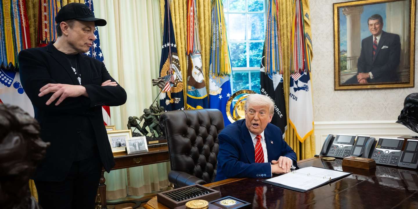 epa12145992 US President Donald Trump (R) and Elon Musk attend a press conference in the Oval Office at the White House in Washington, DC, USA, 30 May 2025.  EPA/FRANCIS CHUNG / POOL