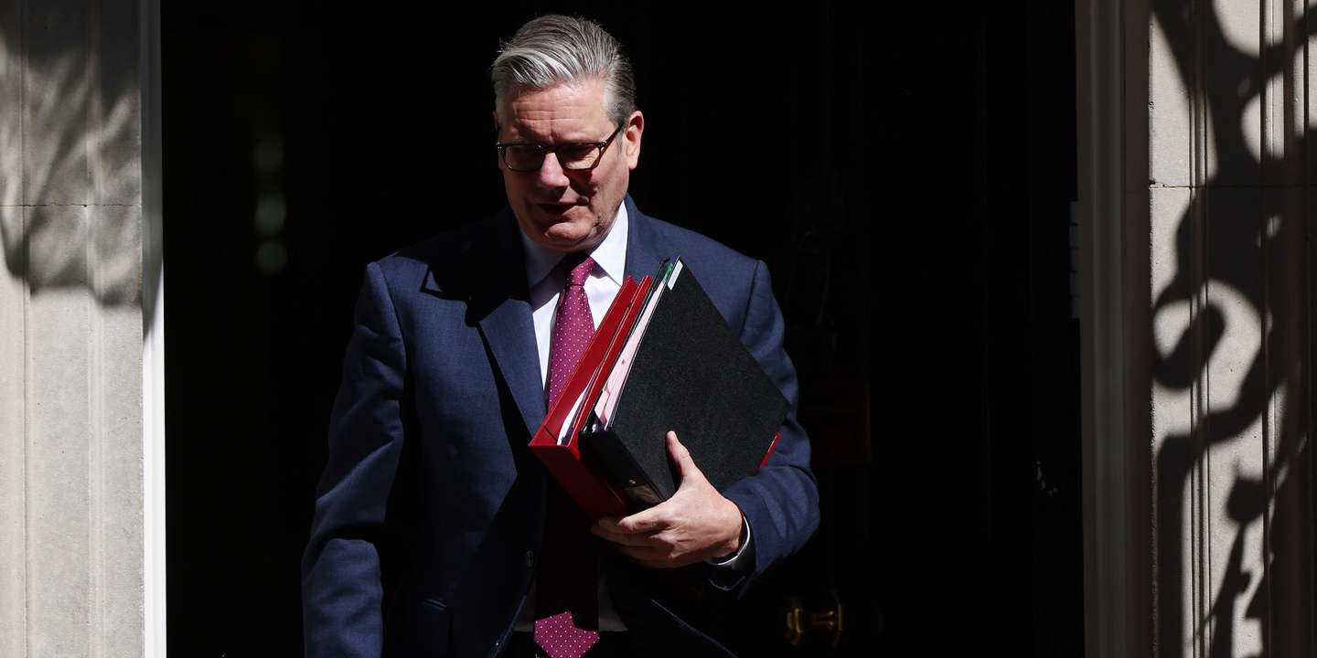 epa12921317 British Prime Minister Keir Starmer departs 10 Downing Street for Prime Minister's Questions in London, Britain, 29 April 2026.  EPA/ANDY RAIN