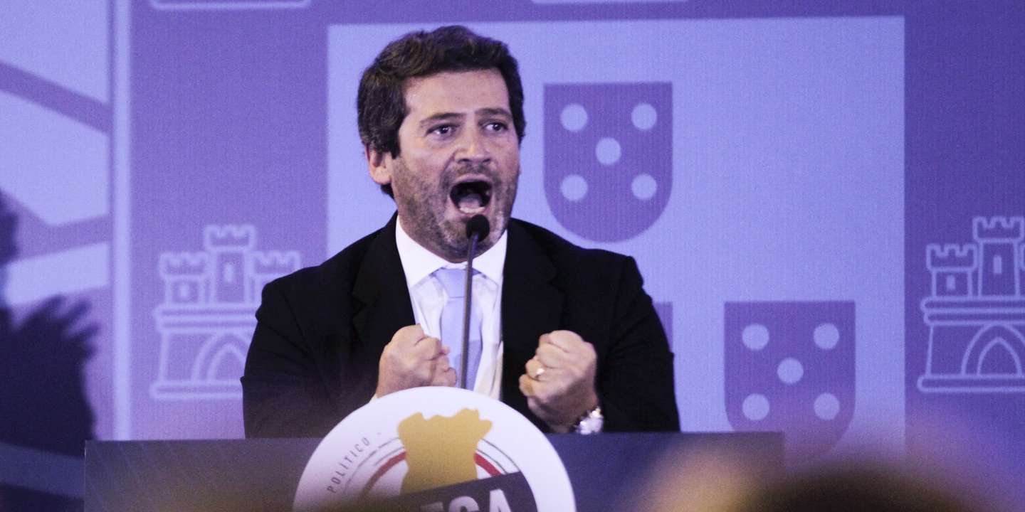 O presidente do partido Chega, André Ventura, discursa no encerramento do Conselho Nacional Extraordinário do partido onde se vota a moção de confiança proposta pelo seu presidente, Batalha, 18 de setembro de 2022. PAULO CUNHA/LUSA