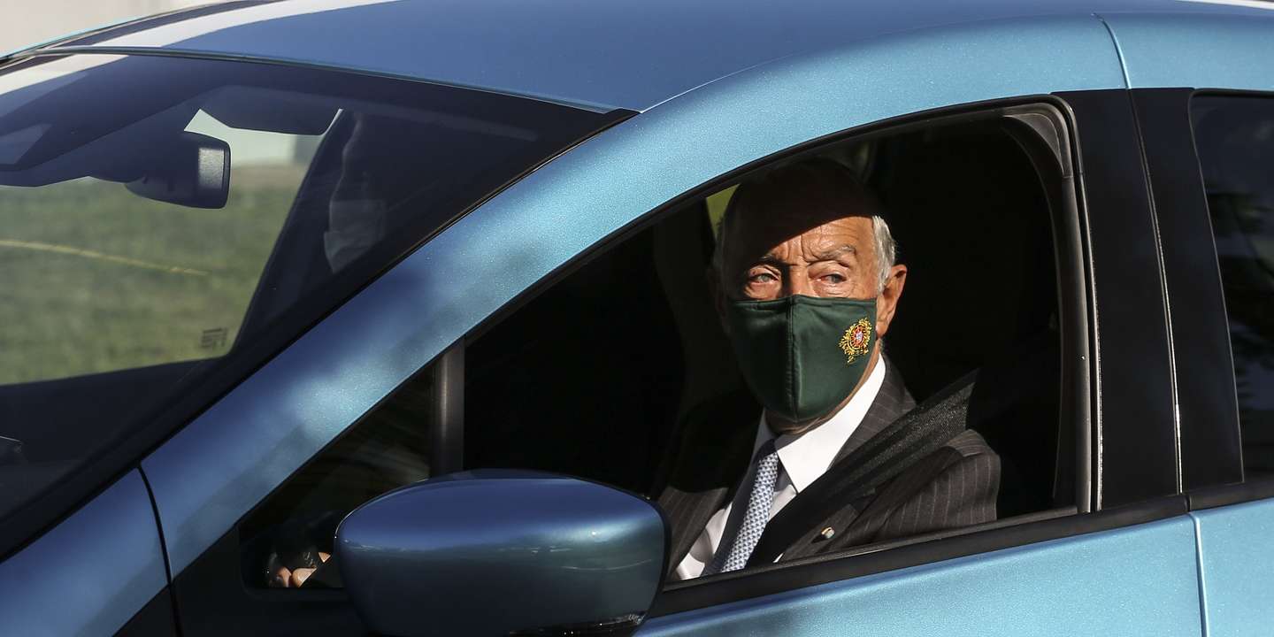 O Presidente da República, Marcelo Rebelo de Sousa, conduz um carro, durante a visita à fábrica Renault Cacia, por ocasião do 40.º aniversário, em Cacia, Aveiro, 27 de outubro de 2021. JOSÉ COELHO/LUSA