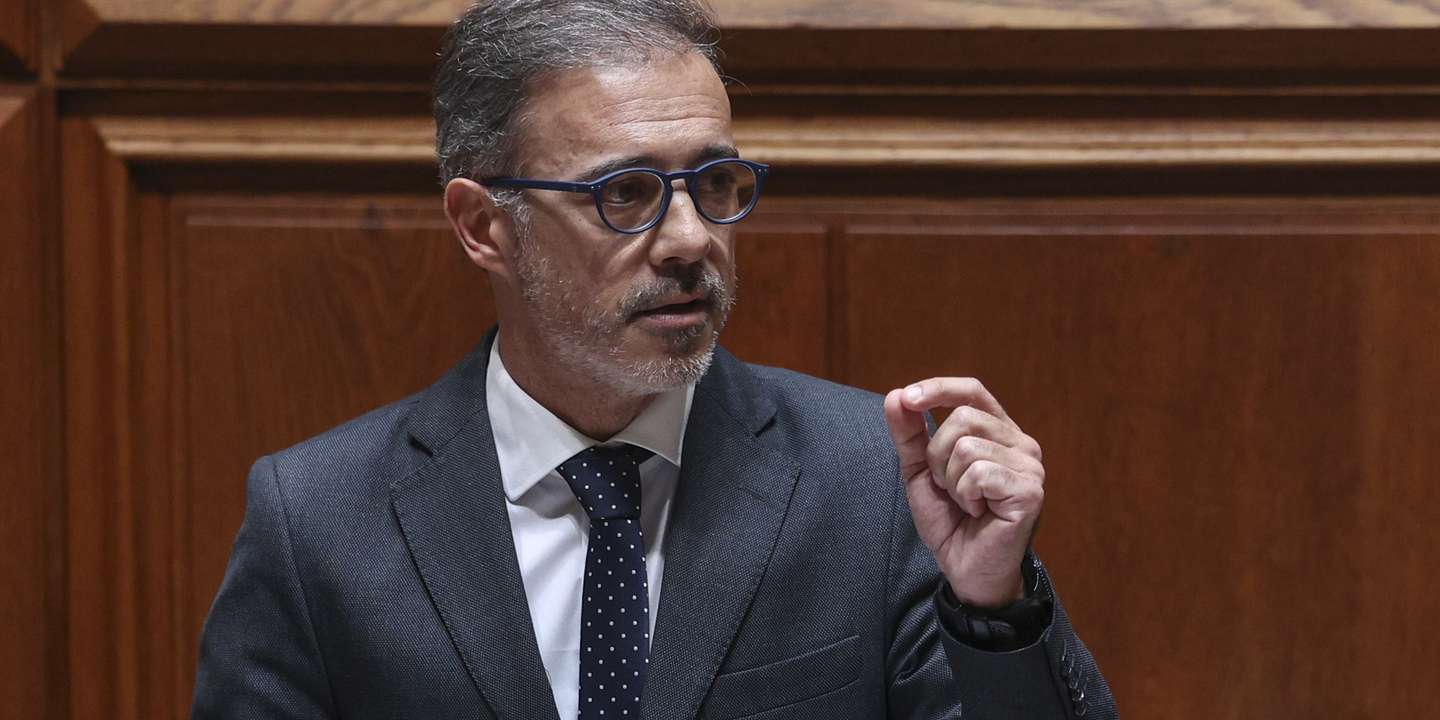 O ministro dos Assuntos Parlamentares Pedro Duarte, intervém durante o debate parlamentar de urgência pedido pelo PS sobre a descida do IRS anunciada pelo primeiro-ministro, Luís Montenegro. Assembleia da República em Lisboa, 17 de abril de 2024. MIGUEL A. LOPES/LUSA