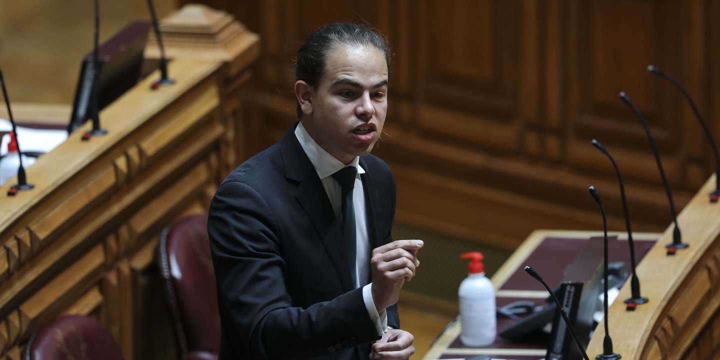 O deputado do PSD, Hugo de Carvalho, intervém no debate parlamentar de interpelação ao Governo requerida pelo PS, sobre "Respostas do Estado Social à Pandemia causada pelo vírus SARS-CoV-2", na Assembleia da República, em Lisboa, 28 de maio de 2020. MIGUEL A. LOPES/LUSA