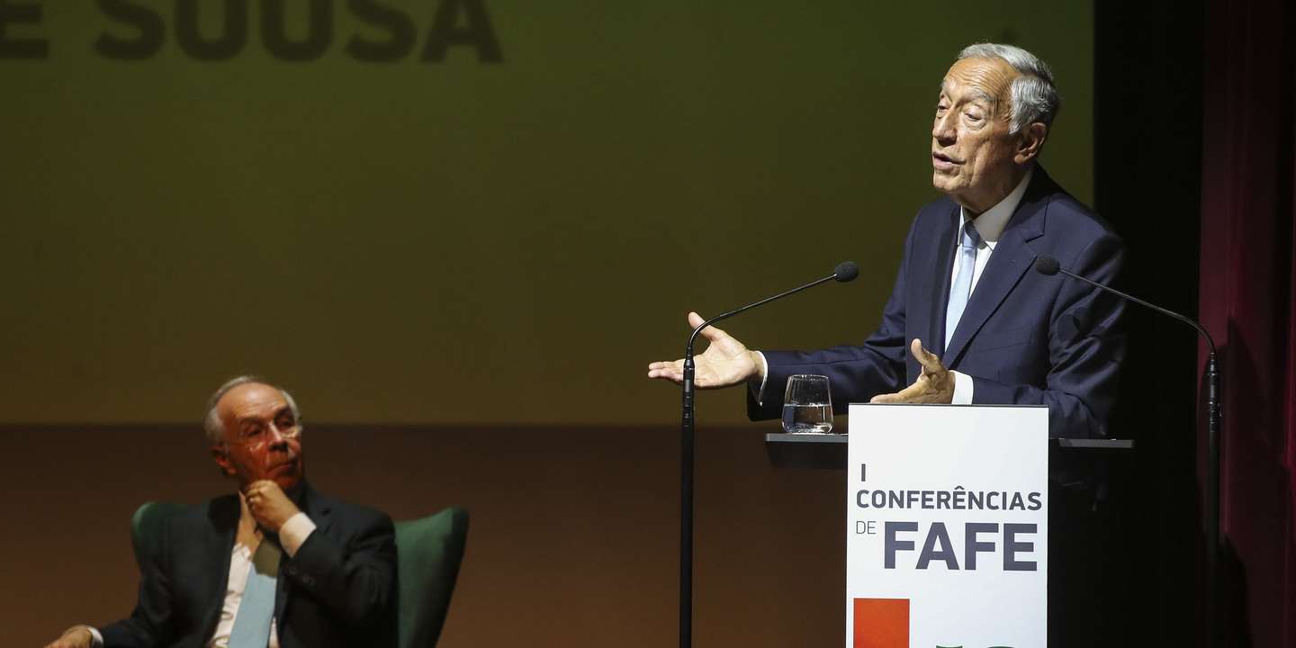 O Presidente da República, Marcelo Rebelo de Sousa (D), ladeado pelo conselheiro de Estado, Luís Marques Mendes, intervém no âmbito da cerimónia de homenagem, de forma simbólica, aos Presidentes da República, que representaram Portugal ao longo dos últimos 48 anos, em Fafe, 22 de julho de 2022. JOSÉ COELHO/LUSA