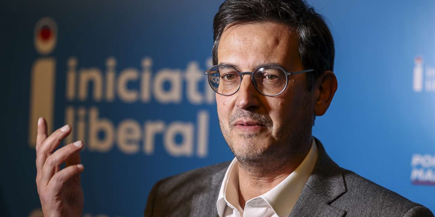 O presidente da Iniciativa Liberal (IL), Rui Rocha, fala à comunicação social durante uma pausa na reunião do Conselho Nacional do partido, em Coimbra, 26 de fevereiro de 2023. PAULO NOVAIS/LUSA