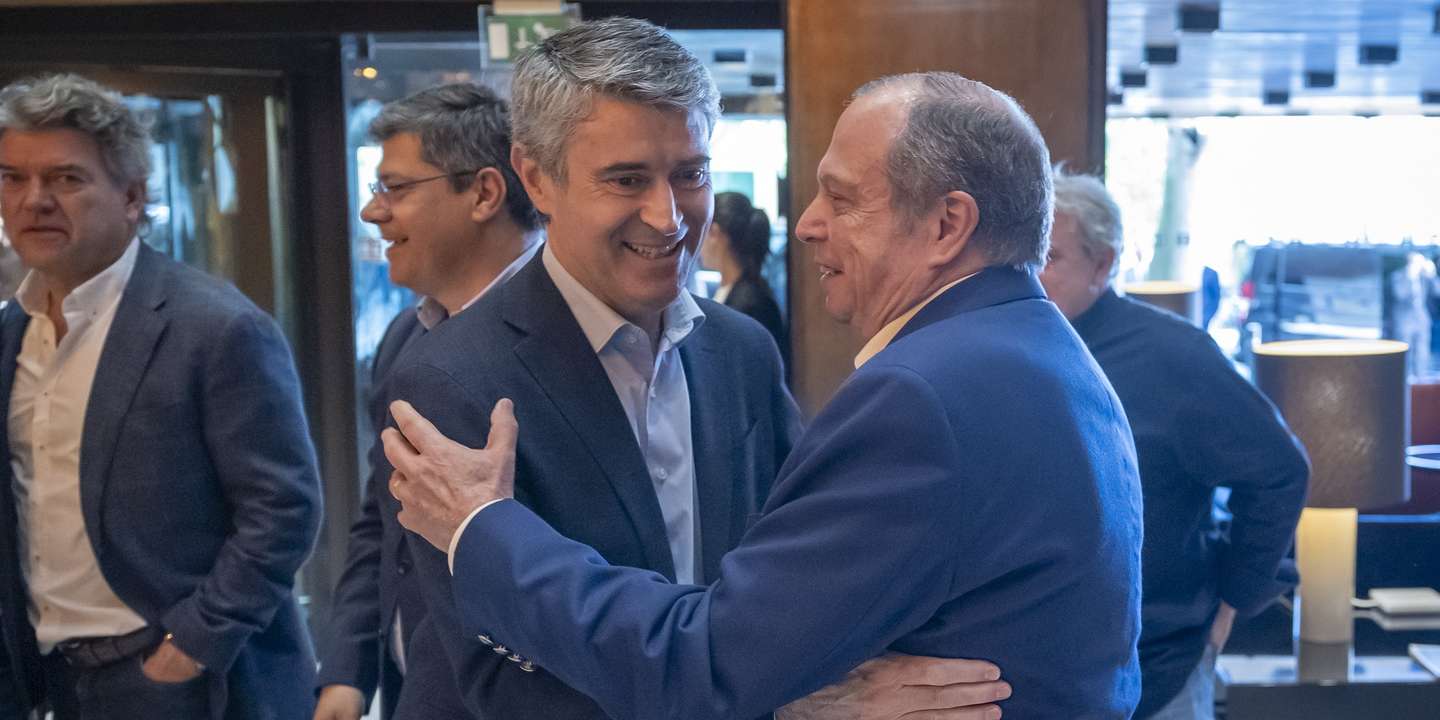 O candidato a secretário-geral do Partido Socialista, José Luís Carneiro (E) é cumprimentado pelo presidente do partido Carlos César (D) na reunião extraordinária da Comissão Nacional do PS, para análise da situação política face aos resultados eleitorais do passado dia 18 de maio e aprovação de calendários e regulamentos eleitorais, no Hotel Altis, em Lisboa, 24 de maio de 2025. JOSÉ SENA GOULÃO/LUSA