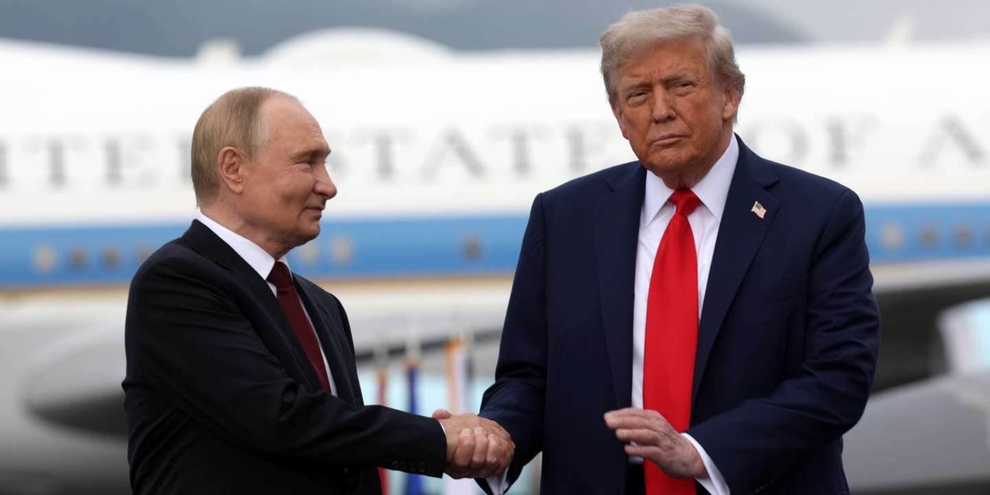 epa12303633 US President Donald Trump (R) and Russian President Vladimir Putin pose on the podium on the tarmac after they arrived to attend a meeting at Joint Base Elmendorf-Richardson in Anchorage, Alaska, USA, 15 August 2025.  EPA/GAVRIIL GRIGOROV/SPUTNIK/KREMLIN POOL / POOL MANDATORY CREDIT